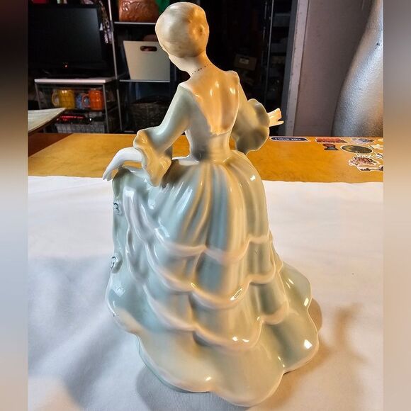 Vintage Romanian Curtsy Porcelain Lady Figurine - Picture 6 of 11